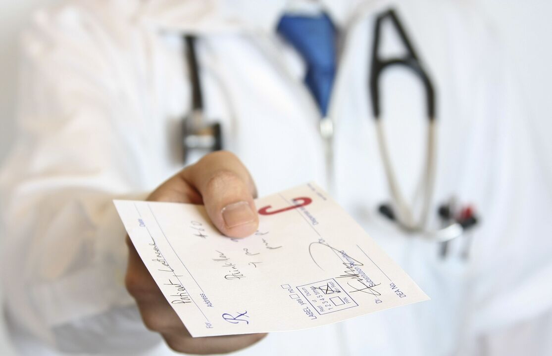 Il medico prescrive una prescrizione per il trattamento dei problemi di potenza sessuale a partire dai 50 anni
