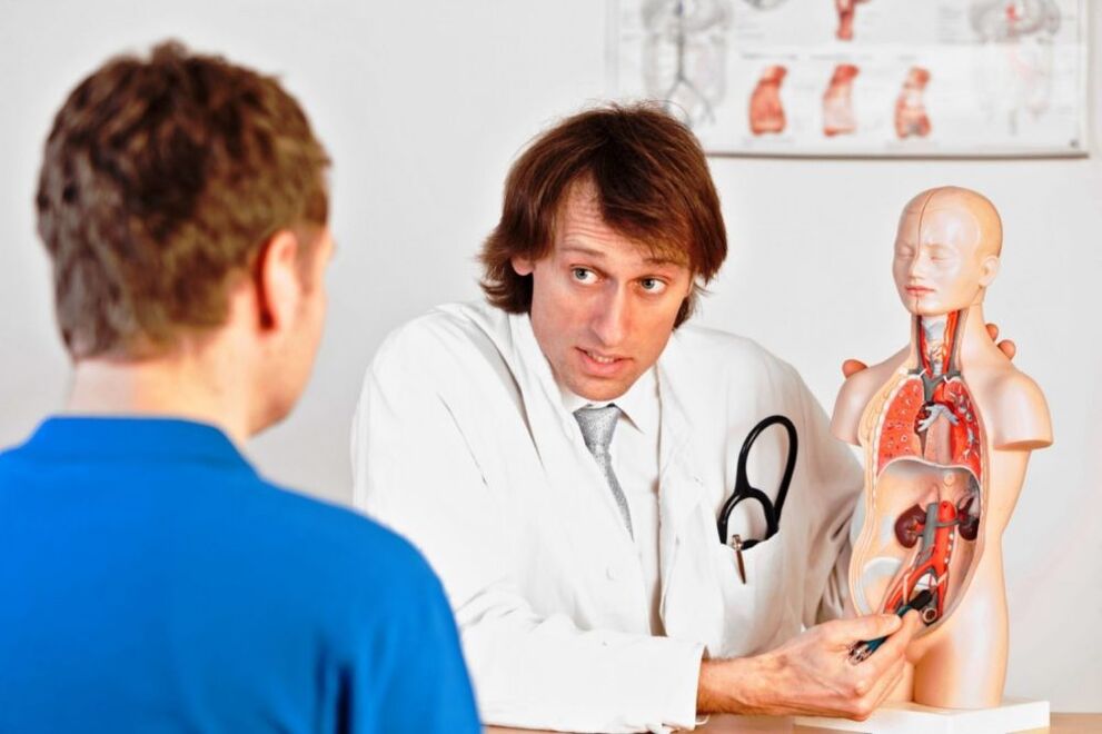 Il medico informa il paziente sui motivi che inibiscono la potenza