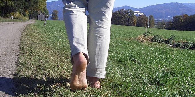 Camminare a piedi nudi per aumentare la potenza